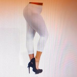 Nylon Seamless Capri Legging